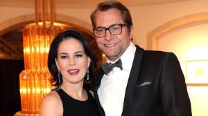 Die vereinbarkeit von job und familie ist für. Annalena Baerbock Breites Lacheln Wuschelhaare Und Brille Ihr Mann Sieht Aus Wie Ein Sportstar Bunte De