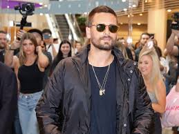 Scott disick was on hand to help his girlfriend amelia hamlin wave goodbye to her teenage years in style as he gifted her with a dazzling diamond necklace. Scott Disick S Girlfriend Why Is Everyone Upset About Her Age Film Daily