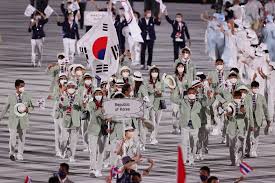 근대 올림픽의 의식 중에는 고대 올림픽을 되새기고자 하는 요소들도 존재하며, 대표적으로 고대 그리스의 발상지인 그리스가 개폐막식의 첫번째 순서로 입장하는 것을 들 수가 있다. Kkwlp6syidkuym