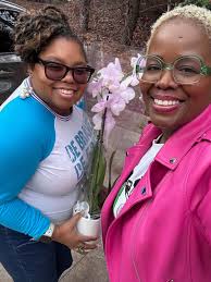 MY BESTIE POPPED UP ON ME TOOK ME TO LUNCH AND BROUGHT ME FLOWERS Tiara  Time THANK YOU FRIEND I LOVE AND APPRECIATE YOU SO MUCH 💞💞💞