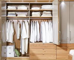 Holz Im Ankleidezimmer Lasst Den Raum Warm Und Freundlich Wirken Begehbarerkleiderschrank Ankleidezim Begehbarer Kleiderschrank Ankleidezimmer Kleiderschrank