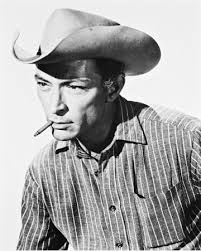 Trilogia impune imaginea actorului clint eastwood, care va deveni ulterior actorul american cu una dintre cele mai solide cariere cinematografice si duce la aparitia in cronici a termenului de. Per Qualche Dollaro In Piu Pentru CaÈiva Dolari In Plus 1965 Film Cinemagia Ro