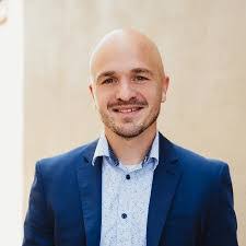 Sara Barth's Instagram, Twitter & Facebook