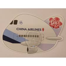 因降落時高度過高， 機師 執行 重飛 時操作失誤，導致飛機 失速 當場墜落，撞擊到 跑道 旁圍牆，一路衝到跑道外中正國際機場. ä¸‹æ®º è¯èˆªé€ åž‹qç‰ˆé£›æ©Ÿéš¨æ„è²¼ç„¡ç—•æŽ›å‹¾ è¦çš®è³¼ç‰©