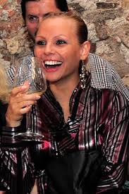 Slečena in zaljubljena eks bepopovka Tinkara