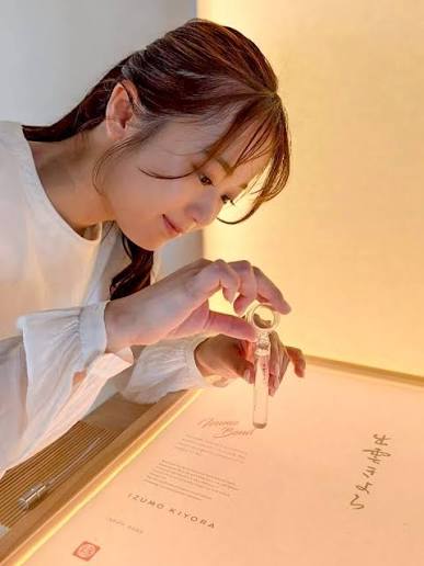 出雲大社へ⛩️ 近くで、オリジナルのお守り香水を作りました。 癒やされるとてもいい香り。 寝る前に枕に吹きかけると、よく眠れる...気がします🛌 出雲そばも美味しかった〜🤤 #出雲大社