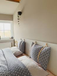 Ist dir dies zu wenig, wählst du am besten ein filigranes 140 cm breites bett mit zierlichen beinen und schmalem kopfteil. Ikea Hack Diy Malm Headboard Malm Kopfteil Mit Lederriemen Individualisieren Eat Blog Love