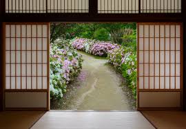 Weitere ideen zu kellersanierung, kellerabdichtung, altbau sanieren. Blick Auf Eine Azaleeblume Durch Geoffnete Japanischen Schiebeturen Garten Gesehen Lizenzfreie Fotos Bilder Und Stock Fotografie Image 58799853