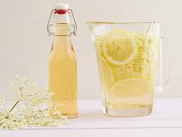 Wir Lieben Holunderblutensirup Denn Er Verfeinert Getranke Sussspeisen Und Co Holunderblutensirup Selber Machen Holunderblutensirup Rezept Caipirinha Rezept