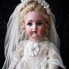 Muñeca de boda antigua