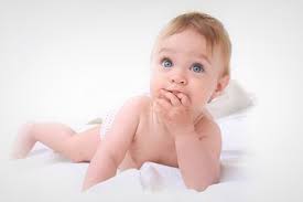 Anak bayi 6 bulan sudah mengenal semua anggota keluarga yang sering ada di dekat mereka. Ini Perkembangan Bayi Usia 6 Bulan Nakita