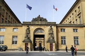 Le fan de la poupée maléfique Chucky jugé pour la tentative de meurtre  dune prostituée - Le Parisien