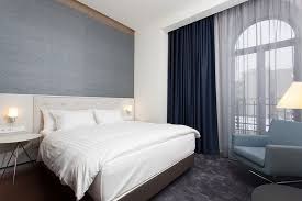 Sala de baie cu cabina de dus, incalzire centrala si de servicii suplimentare gratuite ca: Pin On Hoteluri 4 Stele Centru Bucuresti