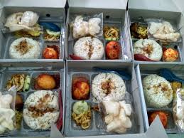 Emang aneh nih susu, merknya beruang, isinya susu sapi, iklannya naga, begitulah komentar seorang teman di grup whatsapp. Menentukan Porsian Menu Nasi Kotak Surabaya