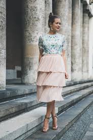 Kräftige blautöne oder anzüge in sanften pastellfarben sind eine tolle alternative als outfit für eine hochzeit. Outfit Tipps Fur Hochzeitsgaste Besticktes Top Plisseerock Josie Loves