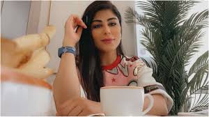 تصدَّر هاشتاق زارا البلوشي طلقها بمرسيدس قائمة الترند في تويتر بالمملكة، وذلك بعدما نشرت الفنانة المقيمة في السعودية زارا، مقطع فيديو مُثير. Adll 3bbxwiogm