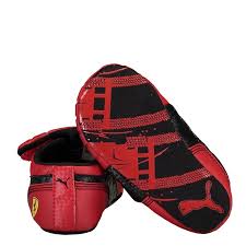 Com design inspirado na equipe de automobilismo italiana, a peça apresenta o vermelho como cor predominante com preto nas laterais do cabedal e revestimento interno. Tenis Puma Drift Cat 5 Scuderia Ferrari Crib Infantil Vermelho Futfanatics