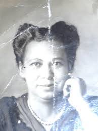 Mollie Howard's Instagram, Twitter & Facebook