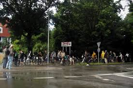 Vorbeifahrt am steintor (magdeburger straße) der fahrraddemo des adfc gemeinsam mit der cm halle am 2. Critical Mass Erinnnert Greifswalder Autofahrer An Staugefahr