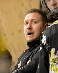 Nach der Veröffentlichung des Spielplans blickt Headcoach Max Eberlein auf  die anstehende Regionalliga-Saison. 🔜🏒 🎤 "Mit Dortmund, Essen,  Diez-Limburg und Dinslaken haben wir vier Top-Gegner zum Saisonstart vor  der Brust", schätzt der