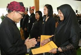 Setelah seluruh cpns mendapatkan nip dari badan kepegawaian nasional, bkpsdm aceh jaya akan melanjutkan dengan mengeluarkan surat keputusan (sk) setelah semua selesai, kita langsung buatkan sk pengangkatan dan langsung dilakukan pengambilan sumpah, tutupnya. Serahkan Sk Cpns Bupati Anas Ajak Bidan Inovasi Tekan Kematian Ibu Anak