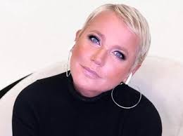 The queen of the little ones will tell the story of little maia, a 'rainbow girl', who has two mothers. Xuxa Volta A Tela Da Globo Apos Criticas E Veto Da Emissora 22 05 2020 Uol Tv E Famosos
