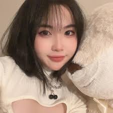 Yiwen Wang's Instagram, Twitter & Facebook