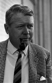 Närbild på en man som röker pipa. Mannen på bilden är Gits Olsson,  legendarisk journalist. Han jobbade mest på tidningen Se men även på Örebro  Kuriren.Orubricerad 21 augusti 1967.