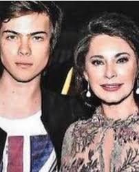 El tiempo pasa en un abrir y cerrar de ojos! María Helena Doering junto a  su hijo Alejandro 💕 @mahelenadoering