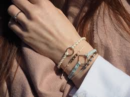 Das passende material, hübsche perlen und hilfreiche bücher mit tollen anleitungen für. Minimalistischer Diy Schmuck Dezente Armbander Selber Basteln
