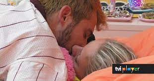 Imagens na íntegra! Este foi o primeiro beijo 'caliente' de Inês e Dylan |  TVI Player