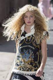 Meet The Belgian Model With The Most Spectacular Curls At London Fashion Week Fashion Week Hair Hair Trends 2018 Curly Hair Trends