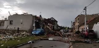 Oblastní spolek českého červeného kříže praha 1 ve spolupráci s městskou částí praha 1 vyhlašuje materiální sbírku na pomoc obyvatelům postižených povodní. Nndl41vviaei M