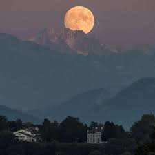 The full moon is born within 14 to 15 days after a new moon is conceived. Decade S Final Full Moon On Dec 12 At 12 12 A M Abc News