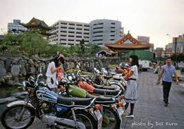 1984年高雄鹽程區舊市政府對面地下街入口 一整排的野狼機車 doi kuro提供 moped pics vehicles