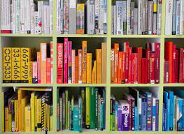 Disusun berdiri, bukan ditumpuk simpan buku dengan cara disusun berdiri 6. 12 Cara Kreatif Dan Fun Untuk Menata Koleksi Buku