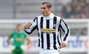Dal ritiro della nazionale in sudafrica, giorgio chiellini augura pronta guarigione a gianluigi buffon, alle prese con un infortunio al nervo sciatico. Chiellini Si Teme Un Mese Di Stop Jmania It