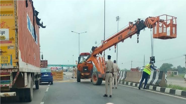 दिल्ली कूच से पहले सोनीपत हाई अलर्ट पर:हल्दाना से कुंडली बॉर्डर तक पुलिस का कड़ा  पहरा, हर वाहन की सघन जांच - Sonipat On High Alert Ahead Of The March To  Delhi: