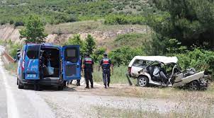Tüm müdahalelere rağmen sürücü e.ç hayatını kaybetti ve meydana gelen kazada ölü sayısı ikiye yükseldi. Balikesir De Trafik Kazasi Ayni Aileden 6 Kisi Ve Kopekleri Oldu