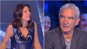 Estelle denis, de son coté, ne doit pas être tout à fait à l'aise : Estelle Denis Se Moque De Raymond Domenech A Propos De Sa Demande En Mariage Lors De L Euro 2008