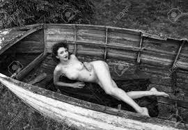 Junge Schöne Nackte Frau Posiert In Einem Boot Lizenzfreie Fotos, Bilder  Und Stock Fotografie. Image 86571718.