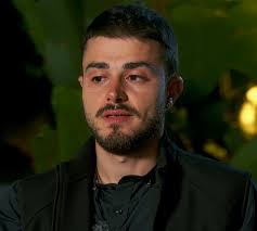 Това същество Виктория , как не вижда , че е жалка !!!Предлагаше се на един  мъж като преоценена стока , унижаваше се, въпреки всички откази.Когато той  прояви истинския си интерес към младото