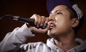 BAB II LANDASAN PERANCANGAN 2.1 Tinjauan Perancangan 2.1.1 Tinjauan Data  2.1.1.1 Definisi Hip Hop Menurut buku karangan R Cepeda