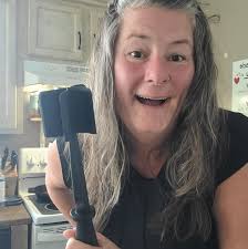 How to calm an aggressive cat towards dogs and visitors?