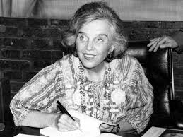 Elena poniatowska has devoted much of her fiction and journalism to giving a voice to the anonymous masses that do not have access to the printed word or to other modes of communication. Elena Poniatowska Periodista Y Escritora Que Con Elegancia Dice Verdades Como Punos Loff It Biografia Citas Frases
