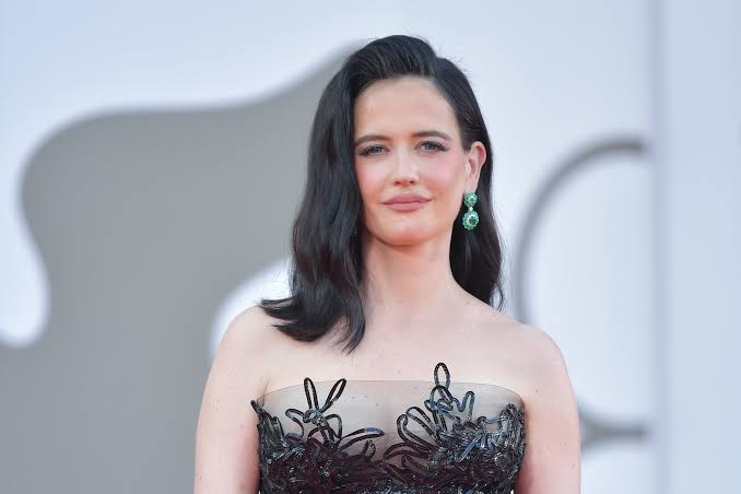Incidente sul set di Mercoledì 3, Eva Green portata d'urgenza in ospedale:  "Si è fatta male a una gamba"