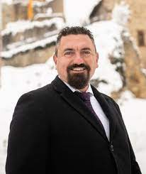 Dubravko mandic (afd) schaut zu einer antifaschistischen kundgebung nach der sächischen landtagswahl vor dem neuen rathaus. Kandidateninterview Dubravko Mandic Afd Raus Aus Der Energiewende Kreis Lorrach Verlagshaus Jaumann