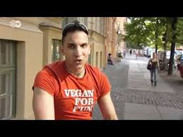 Es geht dabei um verdacht auf volksverhetzung, beleidigung. Der Star Der Vegan Kuche Attila Hildmann Euromaxx Youtube