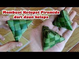 Cara Membuat Ketupat Piramida Dari Daun Kelapa Kreasi Janur Diy In 2021 Kelapa Daun Ide