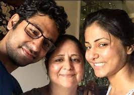 It is further added that hina khan is not in the town. Bigg Boss 11 Hina Khan S Brother Aamir Khan Speaks Up For His Sister For The First Time Shares Unseen Video Tv News India Tv